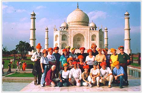 Mr. Bahadur Singh, Frau und tourists
