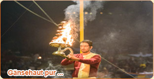 Ganga Aarti am Ganges in Varanasi Indien Abendzeremonie