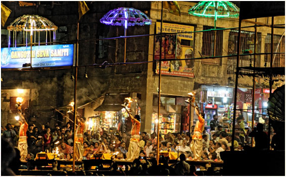 Ganga Aarti am Ganges in Varanasi Indien Abendzeremonie