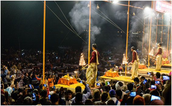 Ganga Aarti am Ganges in Varanasi Indien Abendzeremonie