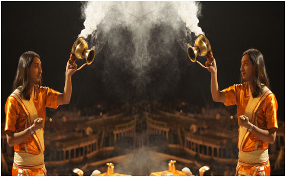 Ganga Aarti am Ganges in Varanasi Indien Abendzeremonie