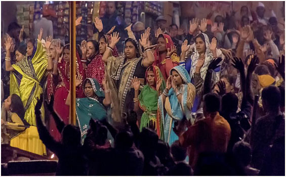 Ganga Aarti am Ganges in Varanasi Indien Abendzeremonie