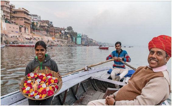 Die traditionelle Bootsfahrten auf dem Ganges in Varanasi Indien