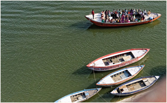 Die traditionelle Bootsfahrten auf dem Ganges in Varanasi Indien