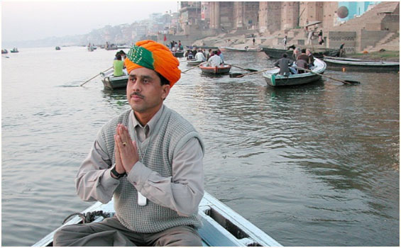 Die traditionelle Bootsfahrten auf dem Ganges in Varanasi Indien