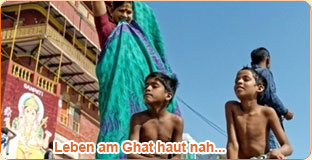 Ghats : Die  Badetreppen am Ufer des Ganges in Varanasi Indien