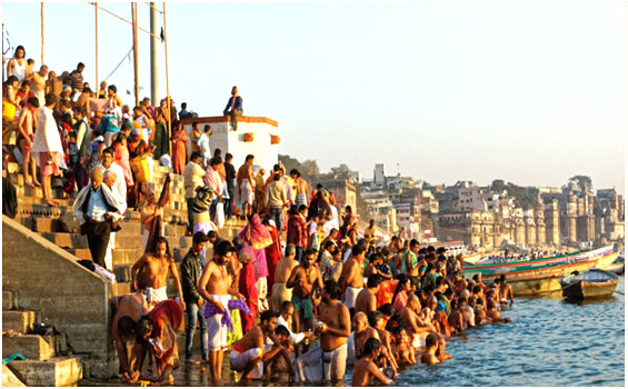 Ghats : Die  Badetreppen am Ufer des Ganges in Varanasi Indien