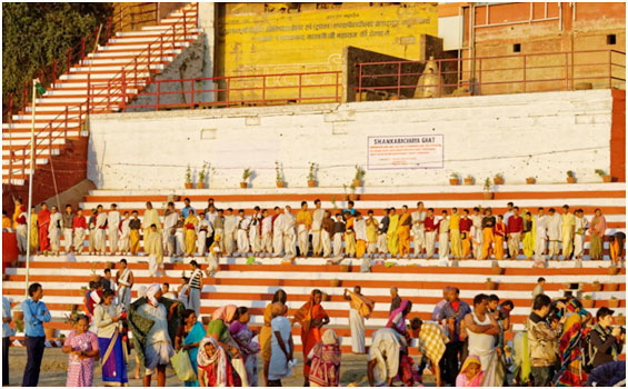 Ghats : Die  Badetreppen am Ufer des Ganges in Varanasi Indien