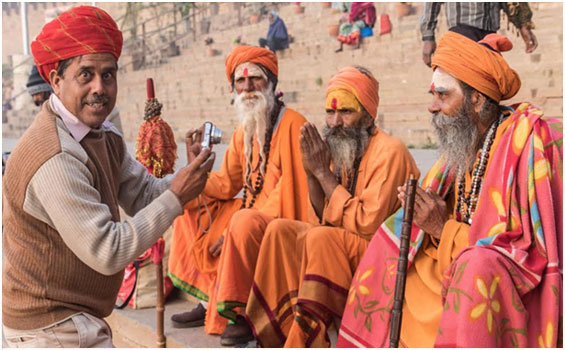 Ghats : Die  Badetreppen am Ufer des Ganges in Varanasi Indien