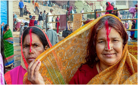 Ghats : Die  Badetreppen am Ufer des Ganges in Varanasi Indien